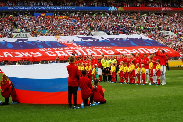 Ogromna zastava Rusije sa natpisom: Rođeni ste da bajku pretvorite u stvarnost zavijorila se na tribini prilikom početka meča. - Sputnik Srbija