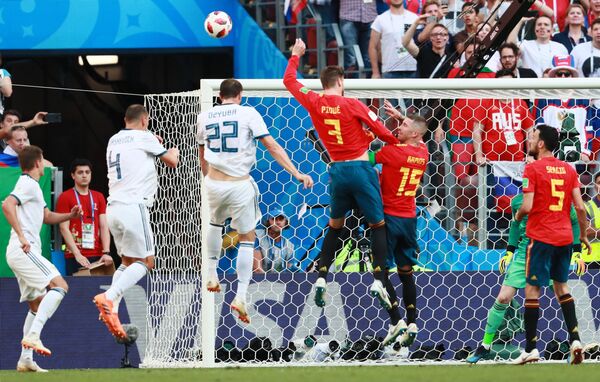 Trenutak kad je Pike igrao rukom i sudija pokazao na penal - Sputnik Srbija