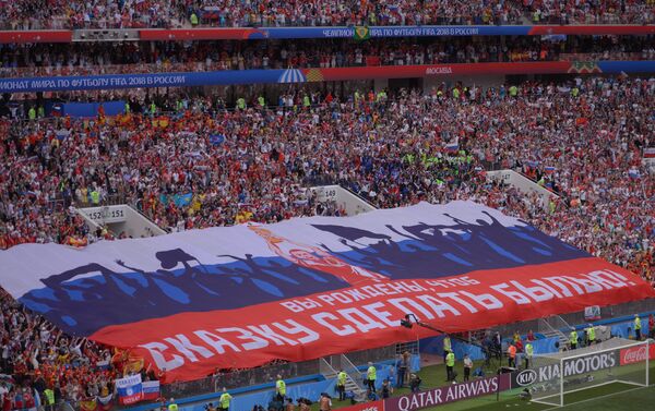 Ogromna zastava Rusije sa natpisom: Rođeni ste da bajku pretvorite u stvarnost zavijorila se na tribini prilikom početka meča. - Sputnik Srbija