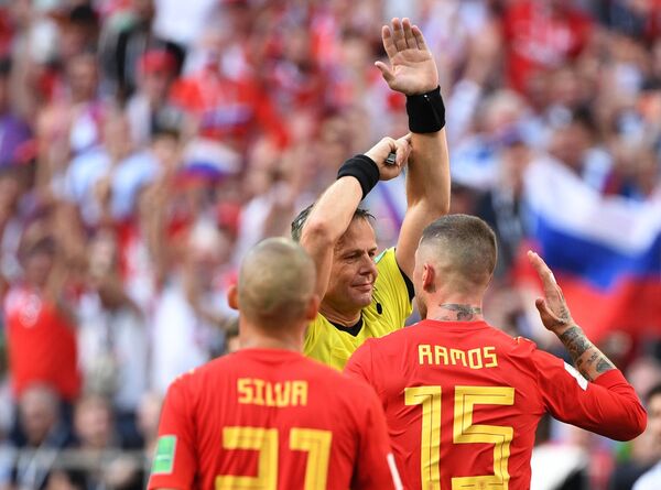 Sudija Bjorn Kojpers pokazuje da je Pike igrao rukom u šesnaestercu - Sputnik Srbija