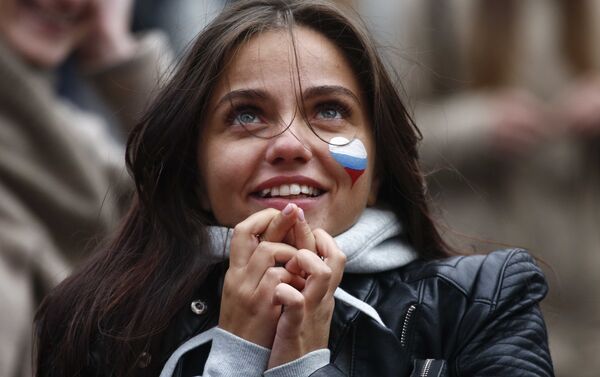 Navijačica se moli za pobedu Rusije - Sputnik Srbija
