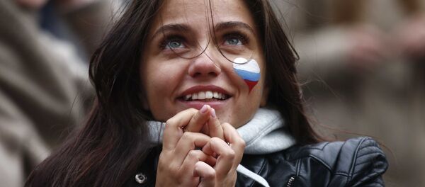 Navijačica se moli za pobedu Rusije - Sputnik Srbija
