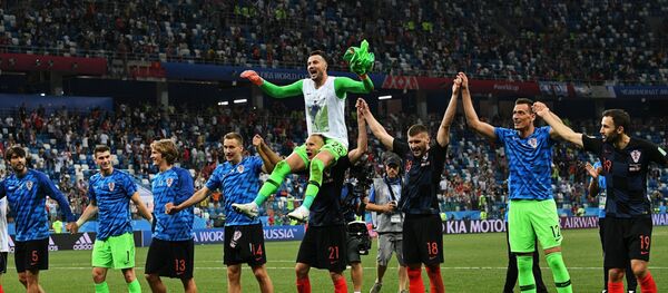 Херој Хрватске Субашић на леђима саиграча - Sputnik Србија