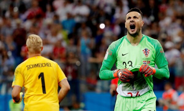 Dva heroja svojih reprezentacija — tužni Kasper Šmajhel i presrećni Danijel Subašić Dva heroja svojih reprezentacija — tužni Kasper Šmajhel i presrećni Danijel Subašić - Sputnik Srbija