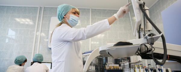 Лаборант у клиничко-дијагностичкој лабораторији поликлинике током анализе крви Лаборант у клиничко-дијагностичкој лабораторији поликлинике током анализе крви - Sputnik Србија