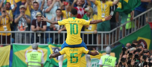 Нејмар на леђима Паулиња после погодка Нејмар на леђима Паулиња после погодка - Sputnik Србија