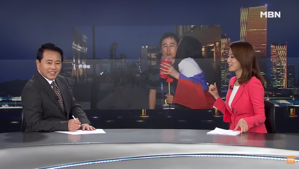 Ruskinje izljubile korejskog novinara u direktnom prenosu (video) - Sputnik Srbija
