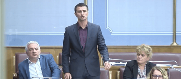 Посланик Народног фронта Милун Зоговић у Парламенту Црне Горе Посланик Народног фронта Милун Зоговић у Парламенту Црне Горе - Sputnik Србија