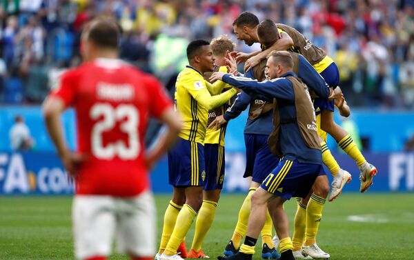 Разочарани Шаћири не може гледа прославу Шведских играча после проласка у четвртфинале - Sputnik Србија