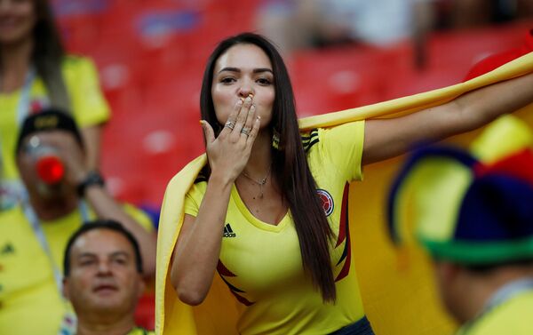 Лепа Колумбијка даје подршку својим играчима на терену - Sputnik Србија