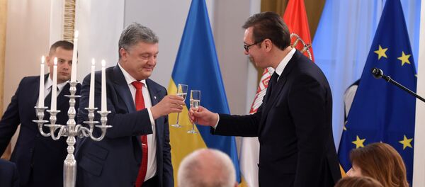 Александар Вучић и Петро Порошенко наздрављају на вечери у Дому Гарде Александар Вучић и Петро Порошенко наздрављају на вечери у Дому Гарде - Sputnik Србија