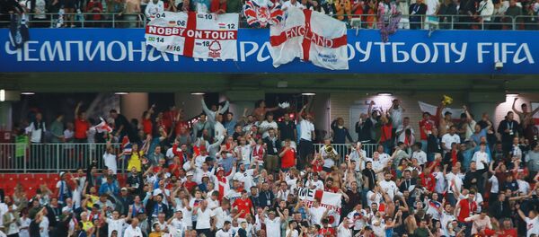 Navijači reprezentacije Engleske raduju se pobedi Engleske na utakmici osmine finala Svetskog prvenstva u fudbalu između Engleske i Kolumbije Navijači reprezentacije Engleske raduju se pobedi Engleske na utakmici osmine finala Svetskog prvenstva u fudbalu između Engleske i Kolumbije - Sputnik Srbija