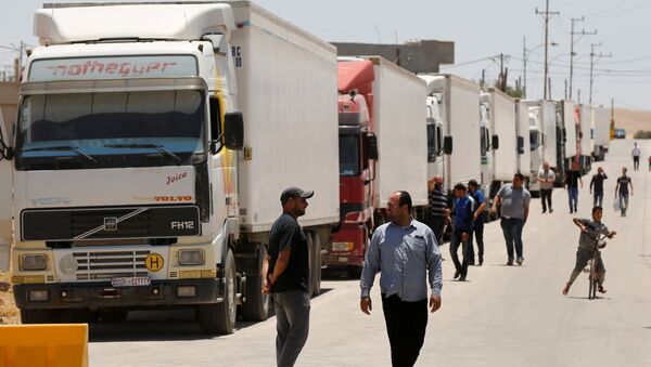 Kamioni sa humanitarnom pomoći za sirijsko stanovništvo stoje na granici u Jordanu - Sputnik Srbija