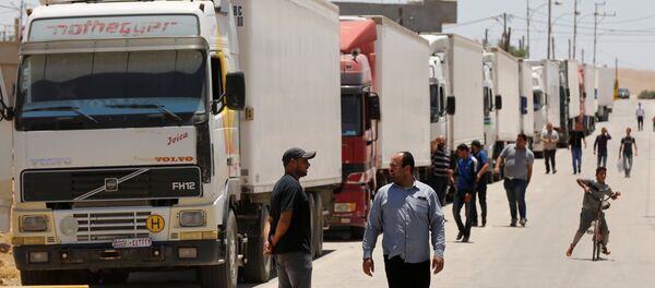 Камиони са хуманитарном помоћи за сиријско становништво стоје на граници у Јордану - Sputnik Србија