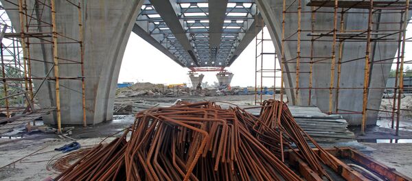 Изградња моста изнад реке Прегоља на острво Октјабрски - Sputnik Србија