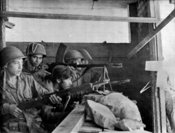 Salvadorski vojnici na granici sa Hondurasom 15. jula 1969. dan nakon početka Fudbalskog rata. Salvadorski vojnici na granici sa Hondurasom 15. jula 1969. dan nakon početka Fudbalskog rata. - Sputnik Srbija