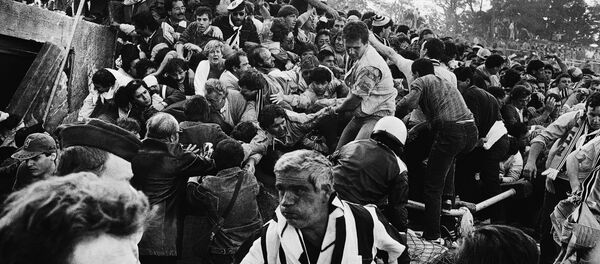 Navijači Juventusa na stadionu Hejsel uoči pada zida 29. maja 1985. Navijači Juventusa na stadionu Hejsel uoči pada zida 29. maja 1985. - Sputnik Srbija