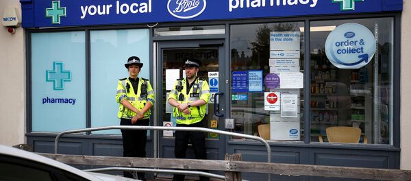 Припадници британске полиције испред апотеке у Ејмсберију Припадници британске полиције испред апотеке у Ејмсберију - Sputnik Србија