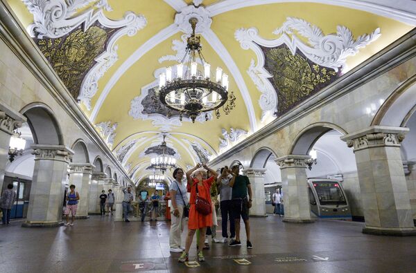 Turisti na stanici „Komsomoljska“ u metrou u Moskvi Turisti na stanici „Komsomoljska“ u metrou u Moskvi - Sputnik Srbija