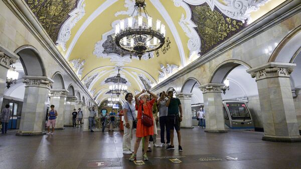 Туристи на станици Комсомољска у метроу у Москви - Sputnik Србија