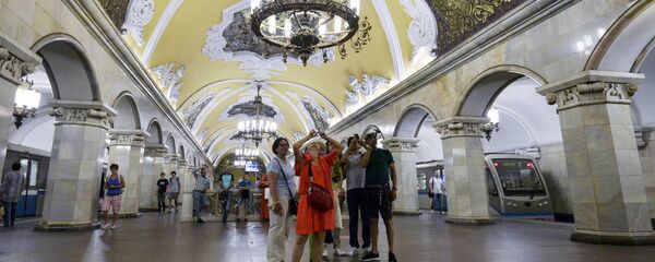 Туристи на станици Комсомољска у метроу у Москви - Sputnik Србија