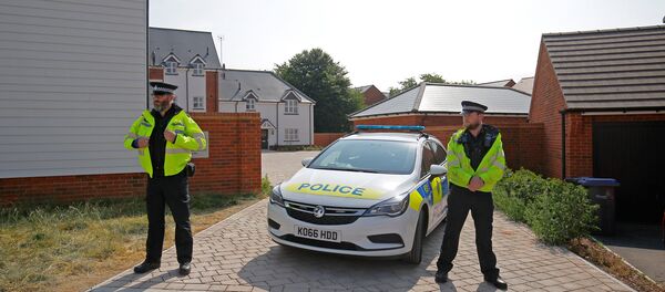 Policajci ispred kuće u kojima su pronađene otrovane osobe u Ejmsberiju - Sputnik Srbija