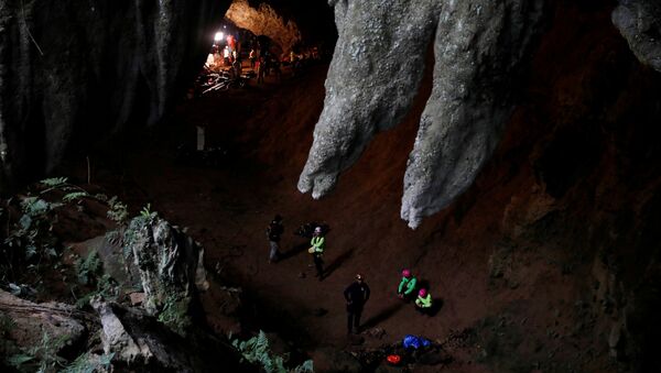 Спасиоци на улазу у пећину Тхам Луанг на Тајланду - Sputnik Србија
