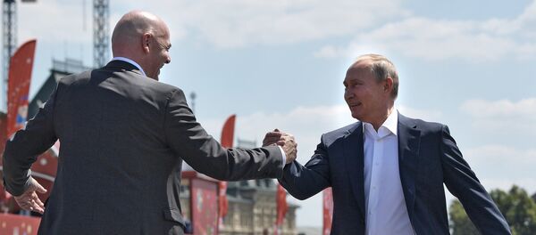 Председник ФИФА Ђани Инфантино и председник Русије Владимир Путин на Црвеном тргу у Москви Председник ФИФА Ђани Инфантино и председник Русије Владимир Путин на Црвеном тргу у Москви - Sputnik Србија