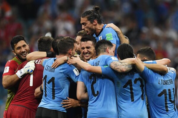 Reprezentativci Urugvaja proslavljaju plasman u četvrtfinale Reprezentativci Urugvaja proslavljaju plasman u četvrtfinale - Sputnik Srbija