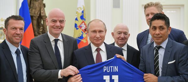 Председник Русије Владимир Путин са легендама светског фудбала. Слева на десно: немачки фудбалер Лотар Матеус, председник ФИФА Ђани Инфантино, први заменик премијера Фудбалског савеза Русије Никита Симоњан и мексички фудбалер Хорхе Кампос Наварете. - Sputnik Србија