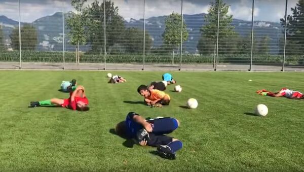 Дечаци из Швајцарске вежбају Нејмарштину - Sputnik Србија