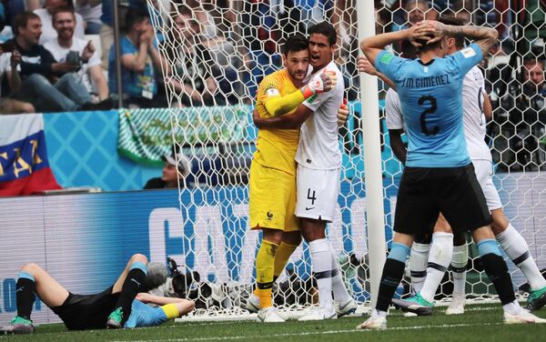 Igrači Urugvaja se hvataju za glavu posle pokušaja Kaseresa i odbrane Lorisa - Sputnik Srbija