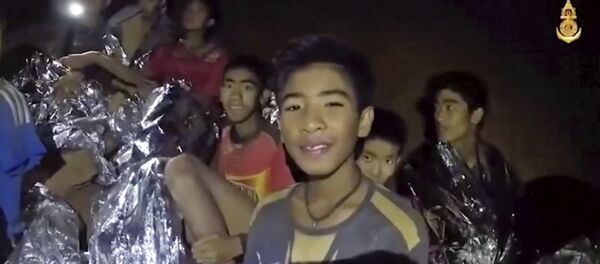 Дечаци у пећини после доласка спасилаца - Sputnik Србија