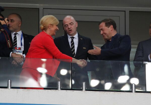 Predsednica Hrvatske Kolinda Gabrar Kitarović, predsednik FIFA Đani Infantino i ruski premijer Dmitrij Medvedev na stadionu u Sočiju Predsednica Hrvatske Kolinda Gabrar Kitarović, predsednik FIFA Đani Infantino i ruski premijer Dmitrij Medvedev na stadionu u Sočiju - Sputnik Srbija