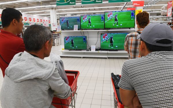 Četvrtfinale između reprezentacija Rusije i Hrvatske gledaju i navijači u supermarketu u Moskvi - Sputnik Srbija