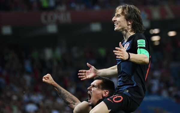Reprezentativci Hrvatske Luka Modrić i Dejan Lovren proslavljaju pobedu nad Rusijom i plasman u polufinale - Sputnik Srbija