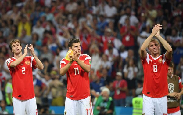 Reprezentativci Rusije Mario Fernandes, Roman Zobnin i Jurij Gazinski pozdravljaju publiku nakon poraza od Hrvatske u četvrtfinalu - Sputnik Srbija
