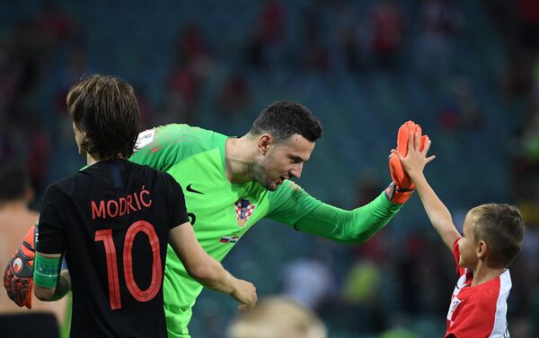 Luka Modrić i Danijel Subašić proslavljaju pobedu nad Rusijom i plasman u polufinale - Sputnik Srbija