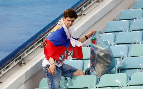 Uplakani ruski navijač čisti tribine stadiona u Sočiju nakon poraza njegove reprezentacije u četvrtfinalu - Sputnik Srbija