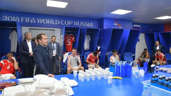 Premijer Rusije Dmitrij Medvedev posle meča u svlačionici sa fudbalerima - Sputnik Srbija