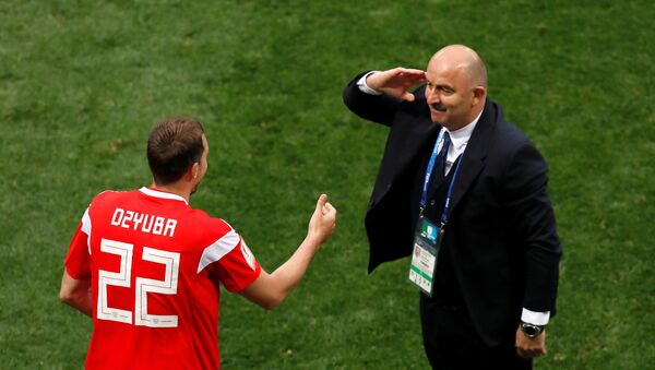 Trener reprezentacije Rusije Stanislav Čerčesov salutira fudbaleru Artjomu Džubi - Sputnik Srbija