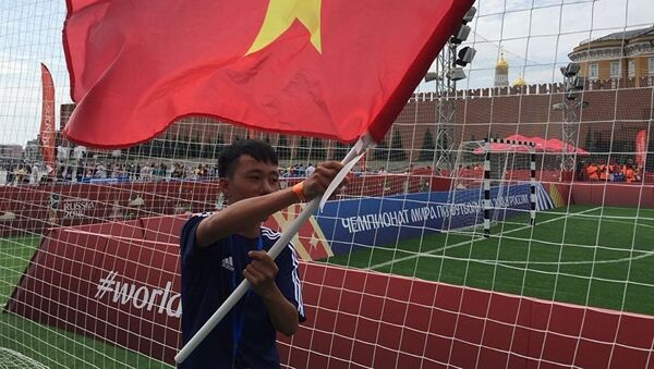 Vijetnamci igraju fudbal na Crvenom trgu - Sputnik Srbija