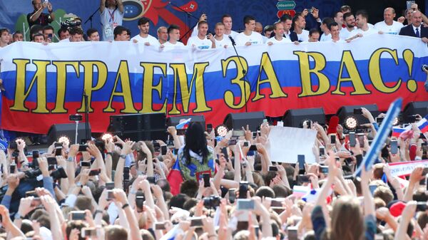 Fudbalska reprezentacija Rusije pozdravlja navijače u Moskvi - Sputnik Srbija