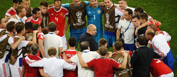 Glavni trener fudbalske reprezentacije Rusije Stanislav Čerčesov i reprezentativci pre izvođenja penala u četvrtfinalnoj utakmici Svetskog prvenstva u fudbalu protiv Hrvatske Glavni trener fudbalske reprezentacije Rusije Stanislav Čerčesov i reprezentativci pre izvođenja penala u četvrtfinalnoj utakmici Svetskog prvenstva u fudbalu protiv Hrvatske - Sputnik Srbija