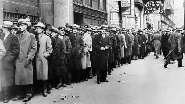 Oko pet hiljada nezaposlenih u redu ispred državnog zavoda za zapošljavanje u Njujorku 1933. godine - Sputnik Srbija