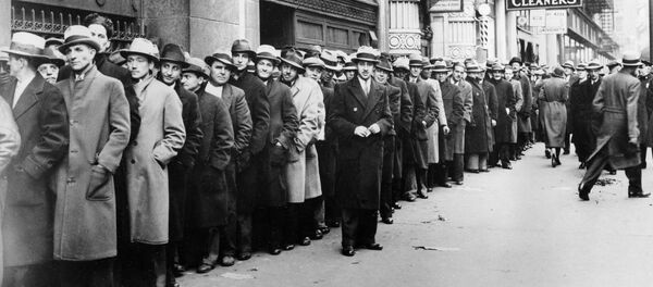 Око пет хиљада незапослених у реду испред државног завода за запошљавање у Њујорку 1933. године Око пет хиљада незапослених у реду испред државног завода за запошљавање у Њујорку 1933. године - Sputnik Србија