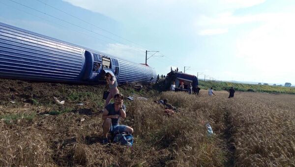 Putnici voza koji je izleteo iz šina u Turskoj - Sputnik Srbija
