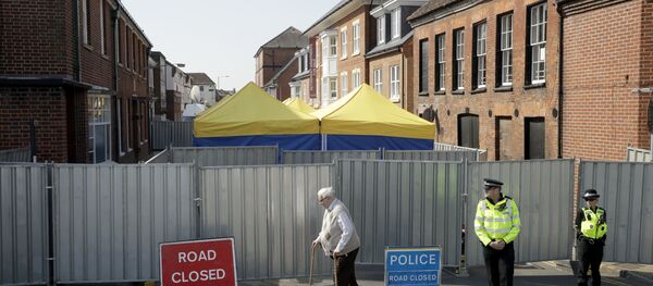 Pripadnici britanske policije obezbeđuju mesto trovanja u Solsberiju - Sputnik Srbija
