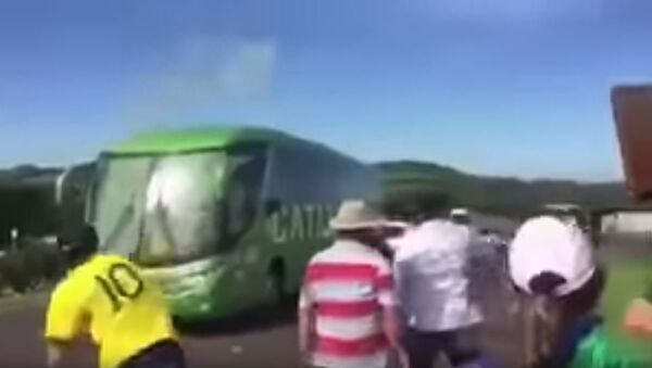 Kamenovanje autobusa u kome se nalazi reprezentacija Brazila - Sputnik Srbija