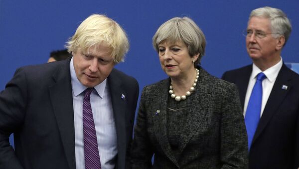 Министар спољних послова Велике Британије Борис Џонсон и британска премијерка Тереза Меј на самиту НАТО-а у Бриселу - Sputnik Србија